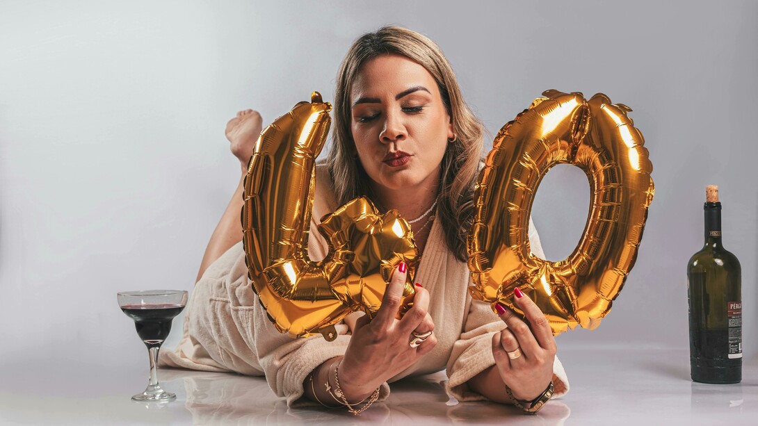 Mulher comemora seus 40 anos de idade. Aos 40, o tempo é um aliado e um inimigo ao mesmo tempo. Ele passa mais rápido e mais devagar. Ele pesa mais e ao mesmo tempo parece aliviar. Envelhecer é um processo que exige paciência, não só com o corpo, mas com a própria mente. E, acima de tudo, exige coragem. Coragem para encarar os desafios diários, para aprender a viver com as incertezas, para lidar com a nova fase da vida sem se deixar abalar pelas expectativas externas