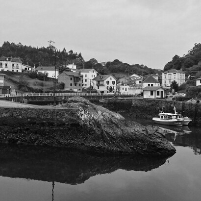 Puerto de Viavélez, pueblo pesquero situado en el concejo de El Franco, en la costa occidental de Asturias, España