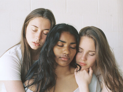 Tres mujeres abrazándose