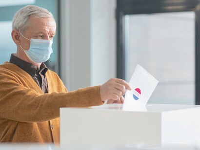 Senhor vota em dia de eleição