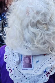 Mujer porta la fotografía de un pariente desaparecido por la última dictadura argentina en la marcha por el Día de la Memoria por la Verdad y la Justicia, 24 de marzo 2026, Ciudad Autónoma de Buenos Aires, Argentina