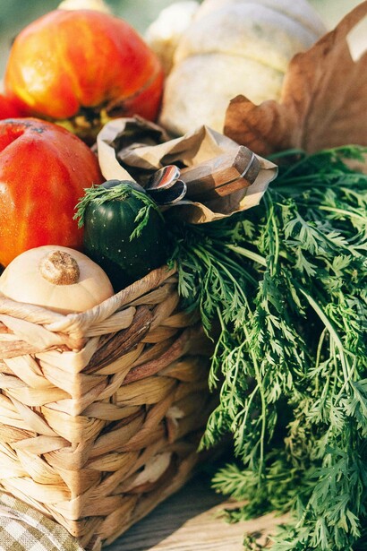 Cesto di verdura: "Anche il rapporto con il cibo è cambiato radicalmente. Un tempo si godeva di ciò che la natura e le stagioni offrivano, aspettando con desiderio il ritorno di certi sapori ed ingredienti"