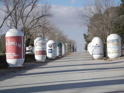 El recinto de Pinilla acoge la mayor masa forestal de todo el término de Tomelloso. Cuenta con tres extensos pinares, así como con otros tipos de árboles y arbustos autóctonos. Tinajas en Pinilla