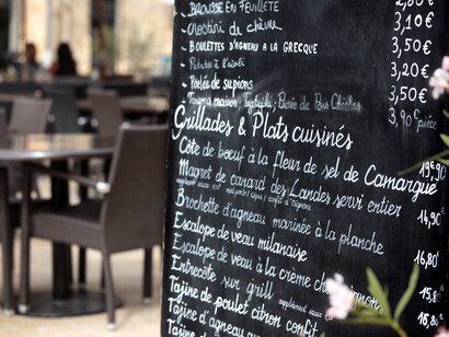 Un menú bien gestionado no solo organiza platos, sino que comunica valor, refuerza el posicionamiento y guía las decisiones del cliente