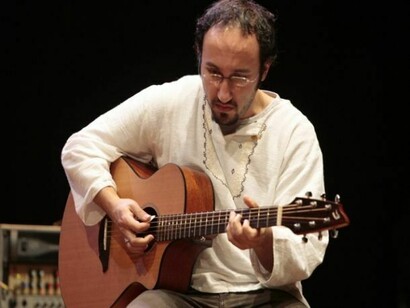 Filippo Cosentino durante un'esibizione