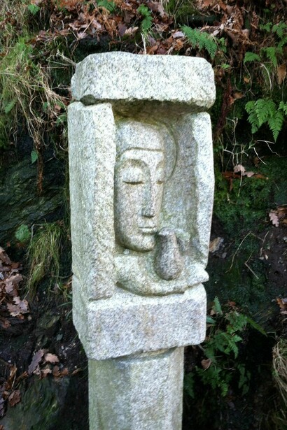 Poemas y relatos populares narran la trágica historia del fantasma de la dama de rojo. Glendalough, Irlanda