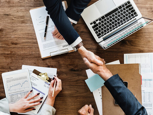 Los humanos de hoy vivimos más sanos, mejor alimentados, más informados, mejor entretenidos y más libres que los de otros tiempos