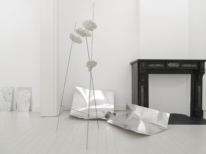 Vanessa Safavi, Airbags, Installation view, Motinternational Brussels, 2015