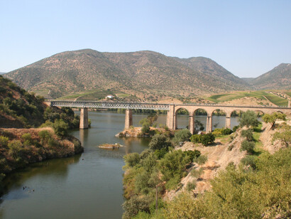 Alto Douro, ponte sobre o rio. Fotografia Sérgio Lira