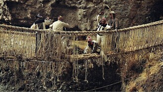 Puente Q'eswachaka, el tejido se renueva cada año con el trabajo colectivo de las comunidades reunidas durante tres días de "minka" aquí el 26.02.2016. Quehue, Cusco, Perú