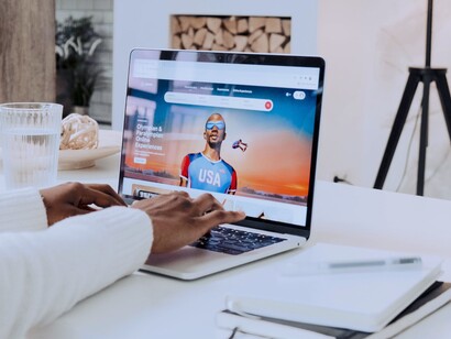Pessoa com camisa de manga comprida branca usando um MacBook Pro