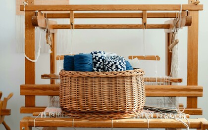 Por muito tempo, os tecidos foram produzidos com foco apenas em custo e escala. Mas isso pode estar mudando. Hoje, a indústria têxtil é uma das mais pressionadas a rever seus processos, principalmente pelo alto impacto ambiental de matérias-primas tradicionais como algodão convencional e poliéster virgem