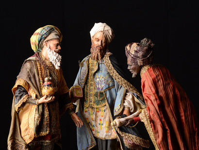 I Magi sono rappresentati nell’arte come un vecchio canuto, un uomo maturo e un giovane imberbe, il passato, il presente e il futuro, ciascuno recante un dono metallico o vegetale nella forma dell’oro, dell’incenso e della mirra
