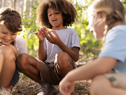Si el problema es global y estructural, ¿qué puede hacer una persona, una familia, un barrio, una empresa pequeña?  