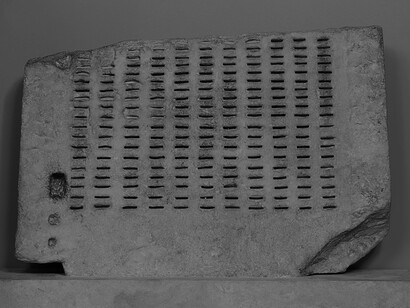 El kleroterion fue un dispositivo utilizado en las polis durante el periodo de la democracia ateniense, para seleccionar aleatoriamente a los ciudadanos que participarían en la mayoría de cargos estatales