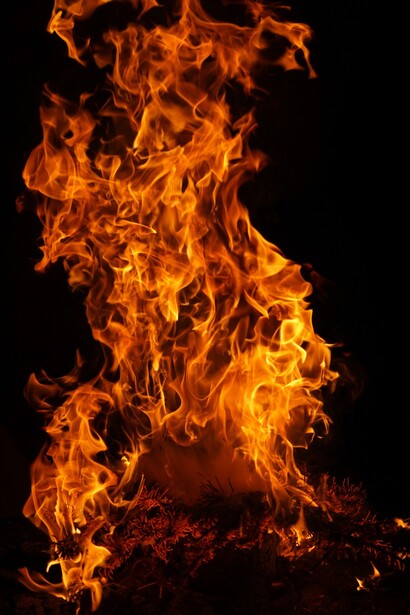 Fuoco. Il fuoco è il risultato di una reazione chimica che nasce dalla fusione di aria e materia