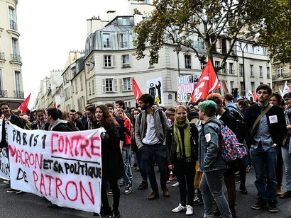 Banderoles et drapeaux syndicaux au cœur d'une mobilisation contre la réforme du travail en France