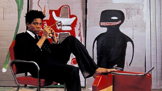L'artista Jean-Michel Basquiat nel suo studio in Great Jones Street, New York, accanto all'opera 'Untitled' (1985)