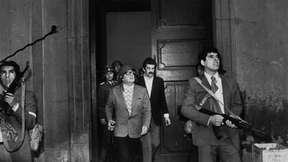 La última foto de Allende vivo en La Moneda es una mezcla de elementos contradictorios: tragedia, comedia, ternura, esperpento e inocencia
