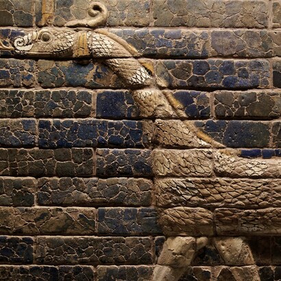 Mušḫuššu aparece como representación del dios Marduk, siendo esta criatura mitológica su símbolo y sirviente