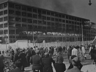 Stabilimento FIAT Lingotto, via Nizza, Torino. Stabilimento “prima dei crolli”. Effetti prodotti dai bombardamenti dell'incursione aerea del 29 marzo 1944. © Archivio Storico della Città di Torino / Archivio Storico Vigili del Fuoco