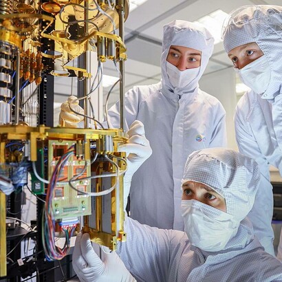 Il team del Laboratorio FMN assembla la parte criogenica del computer quantistico, che prevede il raffreddamento dei processori superconduttori fino a quasi lo zero assoluto (-273,1°C)