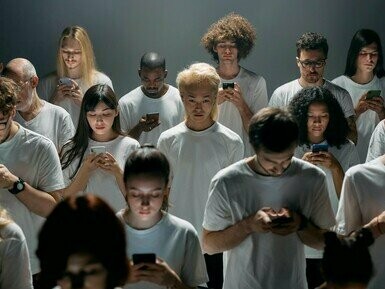 Jovens usam seus smartphones. É preciso entender que tudo depende de como escolhemos utilizar a tecnologia. O desafio é encontrar equilíbrio e usá-la de forma consciente para melhorar vidas, sem perder a conexão com o que realmente importa