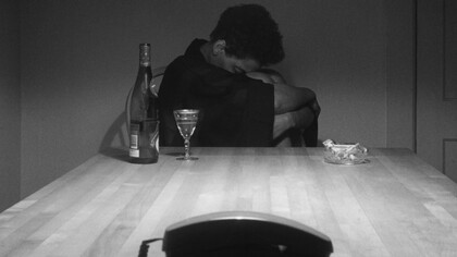 Registro de uma série de fotografias intituladas The Kitchen Table Series no ano de 1990 pela artista afro-americana Carrie Mae Weems
