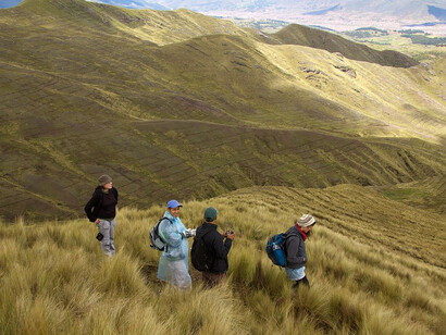 Grupo de turistas realizando trekking en una colina al norte de Cusco, Perú