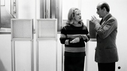 Nanda Vigo con Lucio Fontana alla Galleria Vinciana, 1964, Courtesy Archivio Nanda Vigo, Milano, Italia  