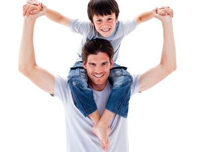 Un padre con su hijo a hombros