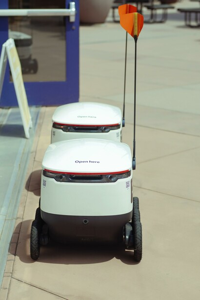 Delivery robots on the pavement 