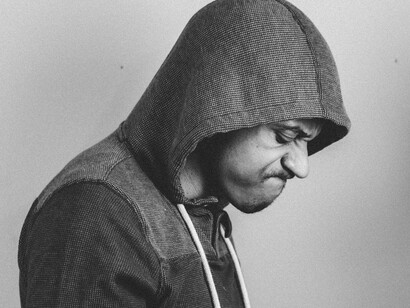 Sozinho, um homem encara emoções que raramente aprendeu a nomear. A masculinidade tradicional também produz silêncio e isolamento. Em uma cultura que associa masculinidade à resistência constante, muitos homens aprendem a atravessar a dor em silêncio