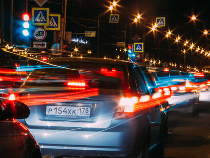 Na terra, sob o asfalto, carros conduzem a um destino