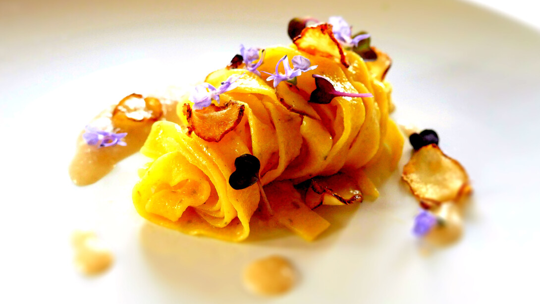 Tagliatelle vegan di farina grano duro e santoreggia condite con topinambur e salsa di pane