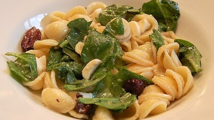 Orecchiette con olive, spinaci e mozzarella 
