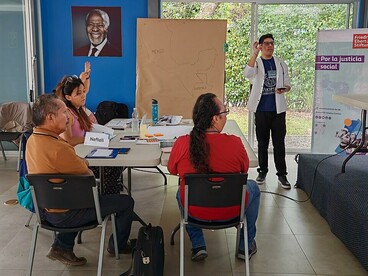 Day 1 of the workshop “Weaving territories in resistance”, held in the Aula Magna at the University for Peace campus, as part of the Course for Defenders of Mother Earth and the Environment. The activity was proposed by the Climate Justice and Wikimedia Projects Working Group and organized by FES Central America, 29 July 2025. Photo by Abel Christian Apaza Amanqui