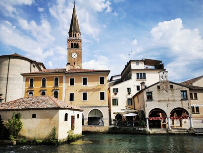 Portogruaro è una cittadina ricca di storia, situata nell’entroterra veneziano. Il fiume Lemene a Portogruaro, Veneto Italia