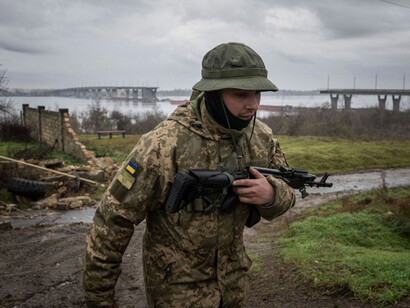 Un militar ucraniano patrulla el área cerca del puente Antonovsky, que fue destruido por las fuerzas rusas después de retirarse de Kherson