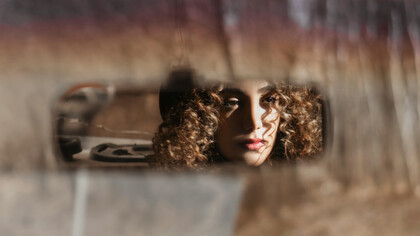 Quando as lembranças do passado se tornam mais vivas do que o presente, a vida perde o sentido. Descubra como a síndrome do espelho retrovisor pode impactar sua felicidade e aprenda a focar no agora, valorizando cada momento vivido hoje