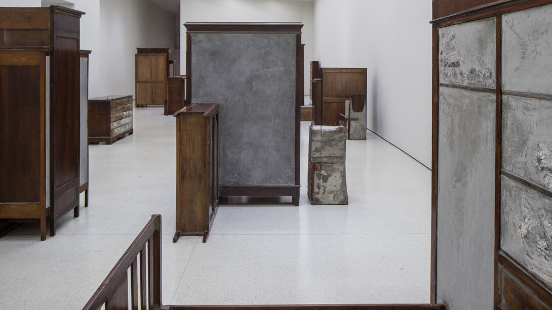 Installation view: Doris Salcedo, Solomon R. Guggenheim Museum, New York, June 26–October 12, 2015, Photo: David Heald © Solomon R. Guggenheim Foundation