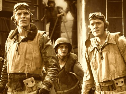 El actor Ed Skrein durante una de las secuencias de Midway. Foto Diamonds Films