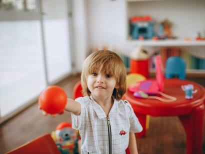 Aliás, gaveta é um capítulo à parte, pois interessa a ele o mecanismo e o conteúdo. Retira tudo que encontra dentro e espalha em volta: quer ver cada peça, somente se satisfazendo ao constatar que chegou ao fundo da gaveta e saber que ali nada mais há para examinar