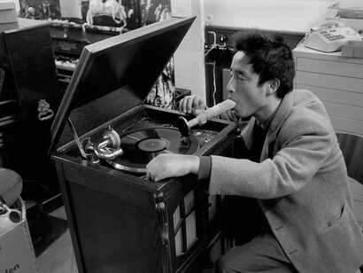 Nam June Paik - Listening
