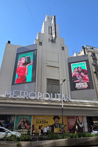 La puesta en escena combina proyecciones de gran nitidez, efectos que aportan profundidad, paneles móviles e incluso un auto en escena, lo que construye una experiencia poco frecuente en un teatro local. Teatro Metropolitan, calle Corrientes, Buenos Aires, Argentina