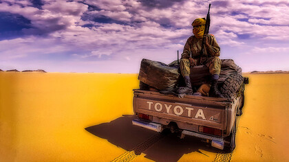 Sergio Pessolano, La guerra. Soldato nel deserto sopra una jeep Toyota