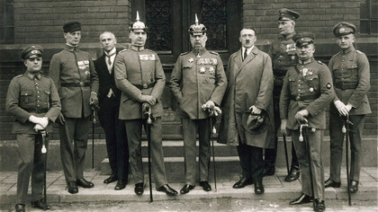 Ernst Röhm (secondo da destra) insieme a Adolf Hitler ed Erich Ludendorff (al centro), organizzatori del Putsch di Monaco