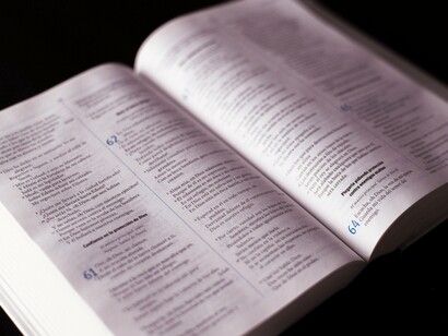 Padre segura sua Bíblia contra o peito. Essa narrativa dava, em sua visão, uma justificativa moral e religiosa para a escravização dos africanos: a escravidão seria o cumprimento de uma punição divina, uma consequência legítima da maldição bíblica