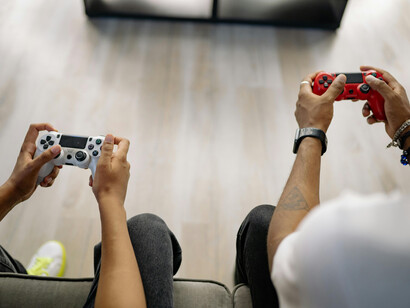 Dos personas jugando en la consola
