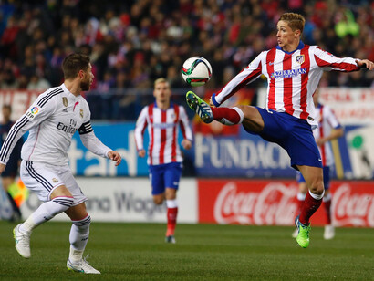 Fernando Torres controla un balón delante de Sergio Ramos
